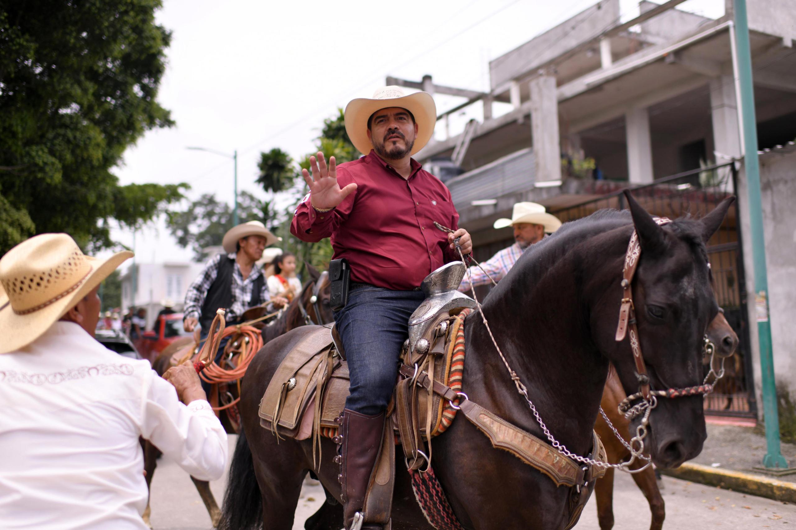 Zenyazen Escobar participa en cabalgata conmemorativa por los 204 años ...