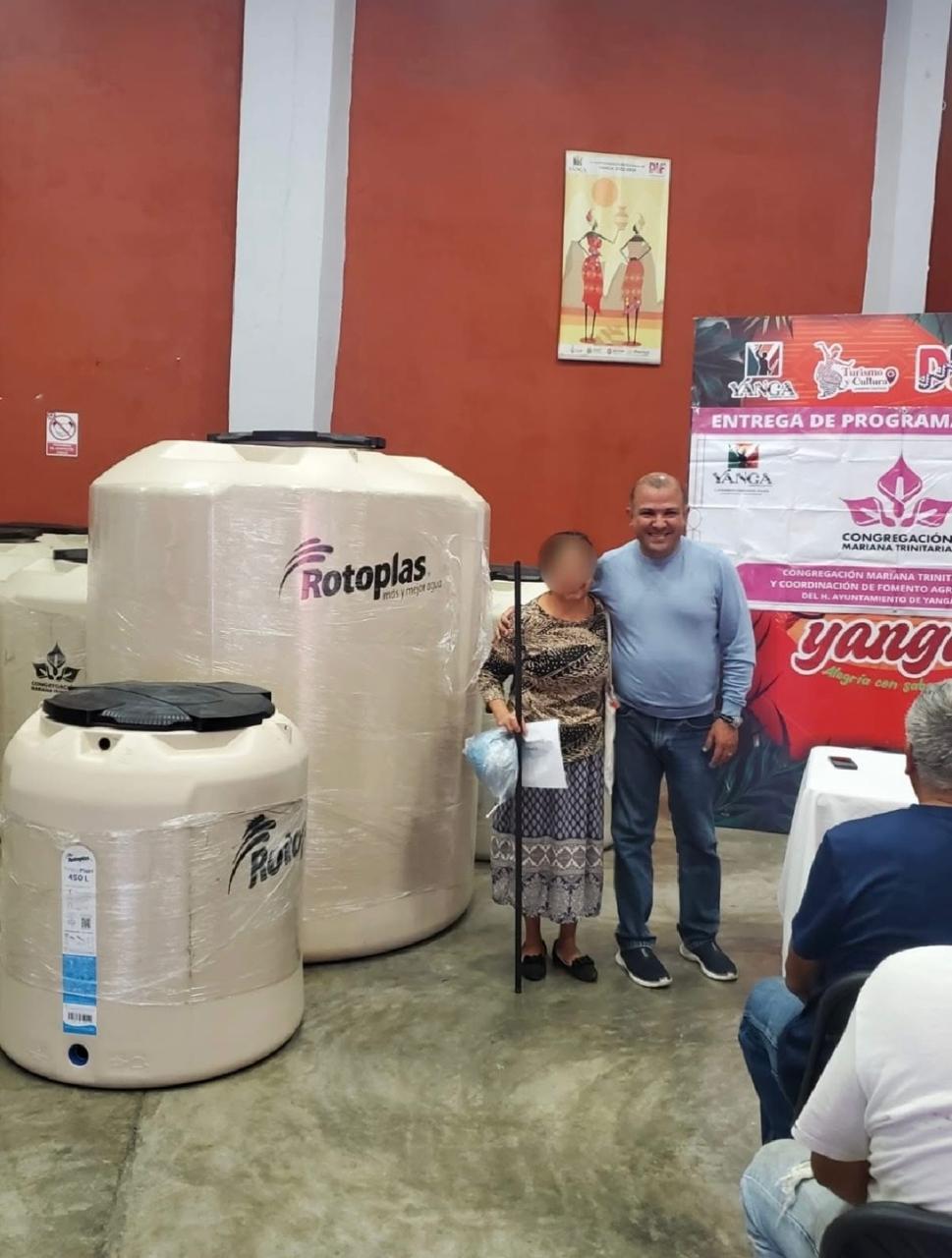 Entregan tinacos a familias yanguenses - El Portal Noticias